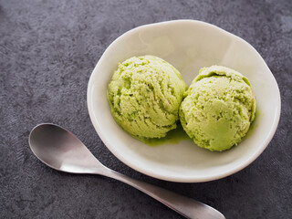 器に盛った抹茶のアイスクリーム