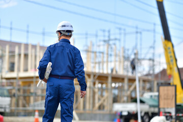 住宅工事を監理する現場監督