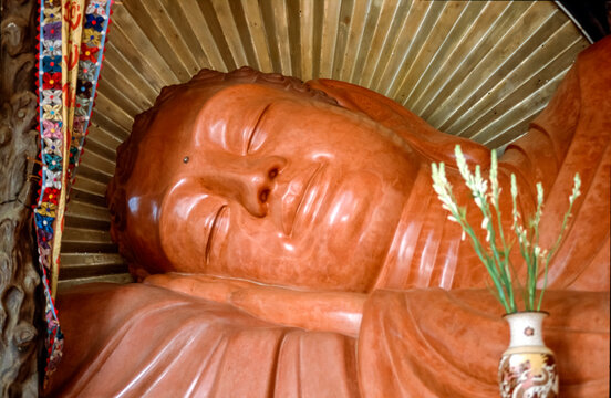 Eingescanntes Diapositiv einer historischen Farbaufnahme eines schlafenden Buddhas in einer Pagode in Vietnam