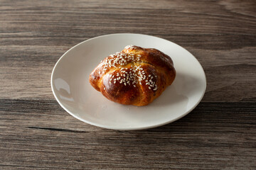 A view of a pan de muerto on a plate.