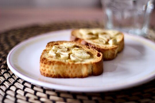 Close-up of a plate of corn bruschetta with olive oil and slices of garlic