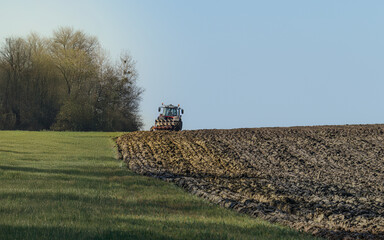 tracteur agricole labourant la terre