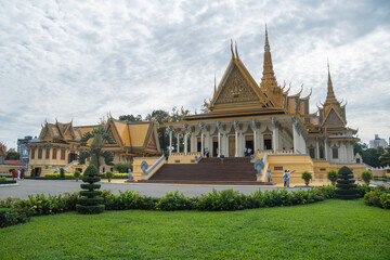 Phnom Penh, Royal Palace building that features a gold roof on top