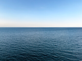 Obraz premium minimalist seascape with calm sea and clear sky background with copy space. perfect horizon. waterline. calm sea surface