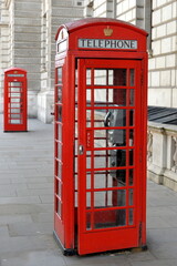 Obraz premium Traditional British red telephone box on a London street
