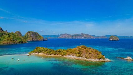 Obraz premium Aerail view of tropical exotic island sand bar separating sea in two with turquoise in El Nido, Palawan, Philippines.