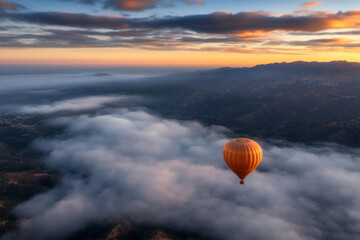 Obraz premium Traveler enjoys breathtaking views during an unforgettable hot air balloon ride at sunrise over majestic mountains