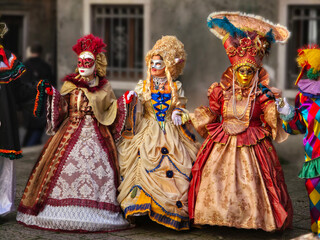 Naklejka premium Women wearing traditional carnival costume in Venice