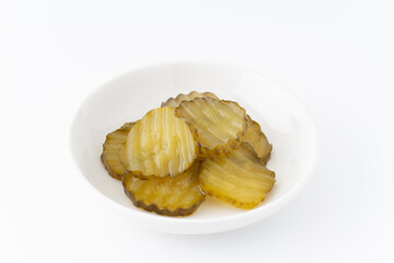 お皿に載せたキュウリのピクルスのスライス