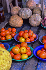 As feiras-livres são importantes canais de comercialização, configurando-se como um espaço de integração cultural e socioeconômica