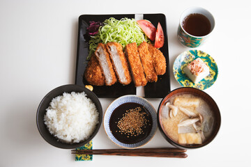 トンカツと白ごはんとお味噌汁の定食