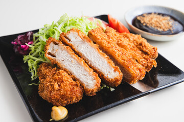 分厚いトンカツと千切りキャベツ