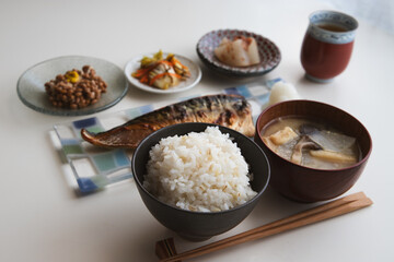 塩サバの納豆定食(塩サバ・もち麦ごはん・エリンギと大根と揚げのお味噌汁・納豆・大根の梅煮・白菜の漬物)