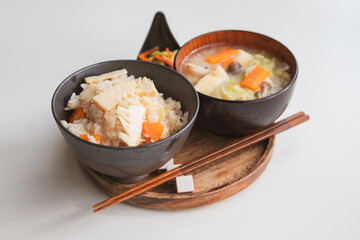 タケノコの炊き込みご飯と具沢山なお味噌汁のシンプルな和朝食