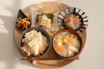 タケノコの炊き込みごはんと具沢山のお味噌汁と若竹煮など小鉢の和定食　日本の家庭料理