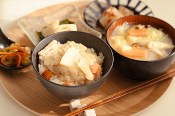 タケノコの炊き込みごはんと具沢山のお味噌汁と若竹煮など小鉢の和定食　日本の家庭料理