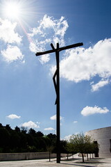 Obraz premium Minimalist cross design against blue sky and serene surroundings in Fatima, Portugal