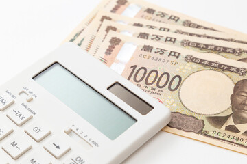 白背景に電卓と一万円札
