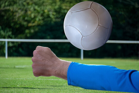 (Fotomontage) Faustball Symbolbild: Nahaufnahme von einem Faustballspieler am Ball