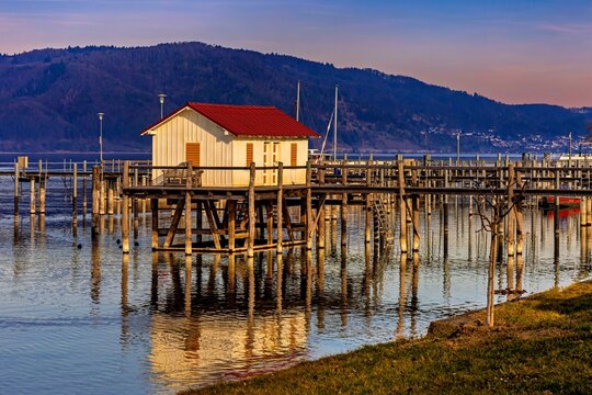 Boothaus bei Abendstimmung im Hafen von Bodman 