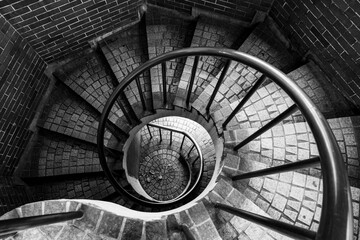 Fototapeta premium モノクロでとらえた幾何学的螺旋階段 Geometric Spiral Staircase Captured in Monochrome
