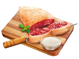 tábua de madeira com espeto de carne bovina crua com sal grosso isolado em fundo transparente