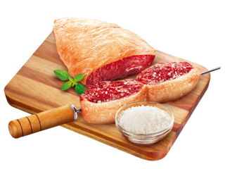 tábua de madeira com espeto de carne bovina crua com sal grosso isolado em fundo transparente