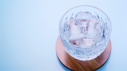 ガラスのコップに入った氷水