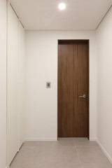 Decorating the wooden door always makes it look like a stylish hotel