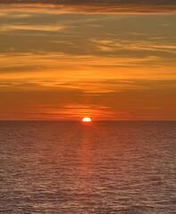 Fototapeta premium Red sun setting over the sea