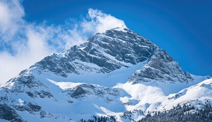 Obraz premium Majestic snow-capped mountain peak against a vibrant blue sky