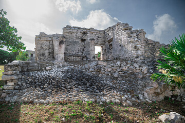 Ruinas de Tulum en Rivera Maya, restos arqueológicos junto a una estampa de mar caribe de aguas...