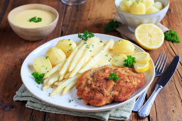  Weißer Spargel mit Schnitzel und Kartoffeln
