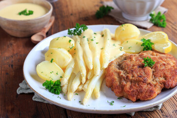 Schnitzel mit Spargel und Kartoffeln