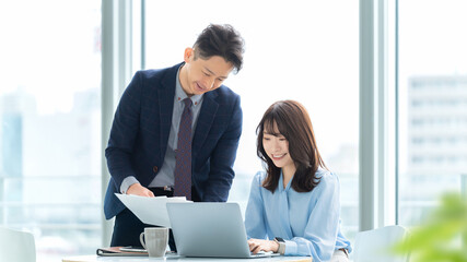 Fototapeta premium 打ち合わせをする男女2人のビジネスマン