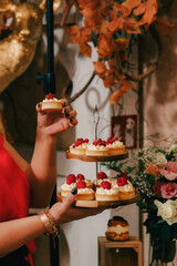 Crunchy Tartlets Filled with Cream – Luxurious Mini Wedding Desserts