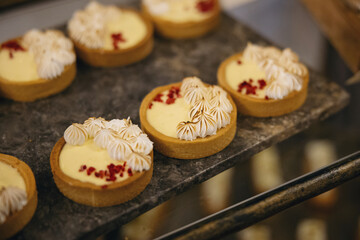 Crunchy Tartlets Filled with Cream – Luxurious Mini Wedding Desserts