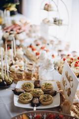 Crunchy Tartlets Filled with Cream – Luxurious Mini Wedding Desserts