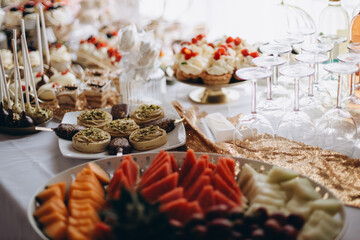 Crunchy Tartlets Filled with Cream – Luxurious Mini Wedding Desserts