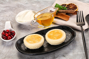 Roasted cheesecakes - Syrniki with honey