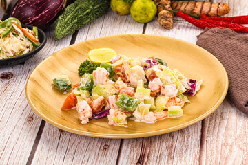 Salad with prawn and vegetables