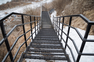 Obraz premium A welldesigned set of stairs, complemented by a sturdy metal railing, ensures a safe and accessible pathway for pedestrians all year round, no matter the season or weather conditions