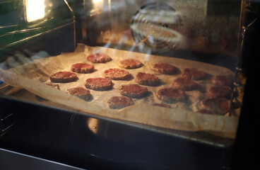 hamburguesas asándose en un horno