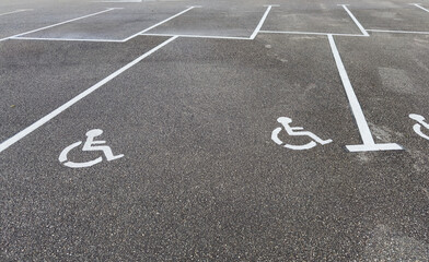 Gros plan sur une place de stationnement handicapée. © Gautier Normand