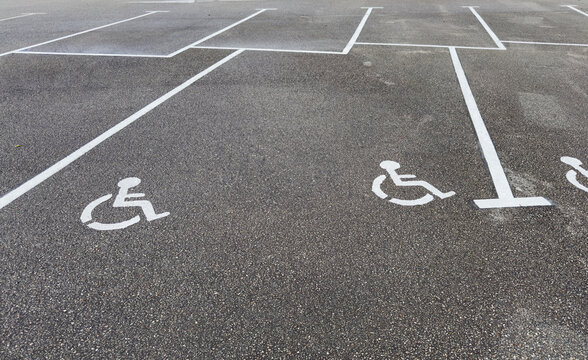 Gros plan sur une place de stationnement handicap&eacute;e.