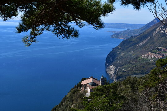 Sch&ouml;ne Landschaft bei Tignale mit Blick zum Gardasee und Kloster Madonna si Montecastello
