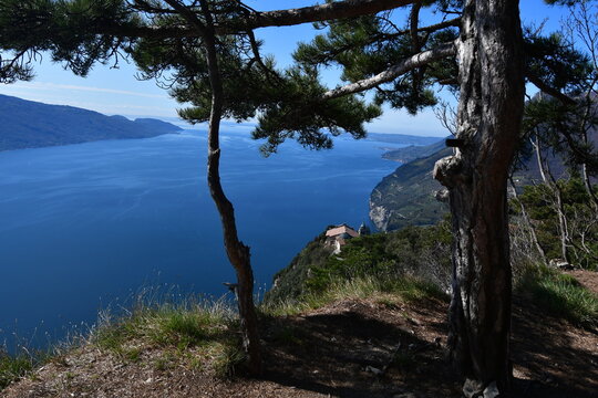 Sch&ouml;ne Landschaft bei Tignale mit Blick Auge den Gardasee und Kloster Madonna di Montecastello 