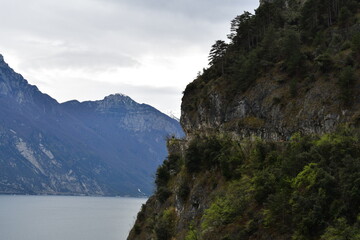 Obraz premium Blick zum Gardasee und zur Ponale Straße 