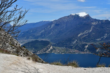 Obraz premium Blick vom Punta Larici zum Gardasee und nach Torbole 