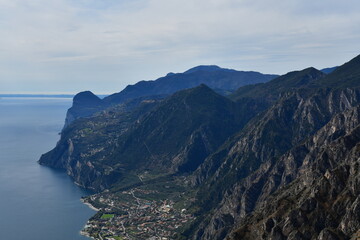 Blick zum Gardasee und nach Limone vom Punta Larici 